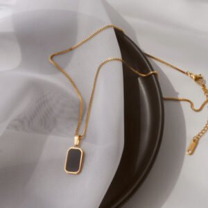 Niche Design 18K Gold Non-fading Fashion Small Black For Men Titanium Steel Necklace For Women